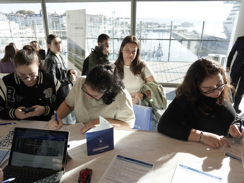 Aspirantes rellenan información para las empresas