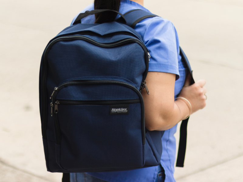 Niña asiste al colegio con mochila