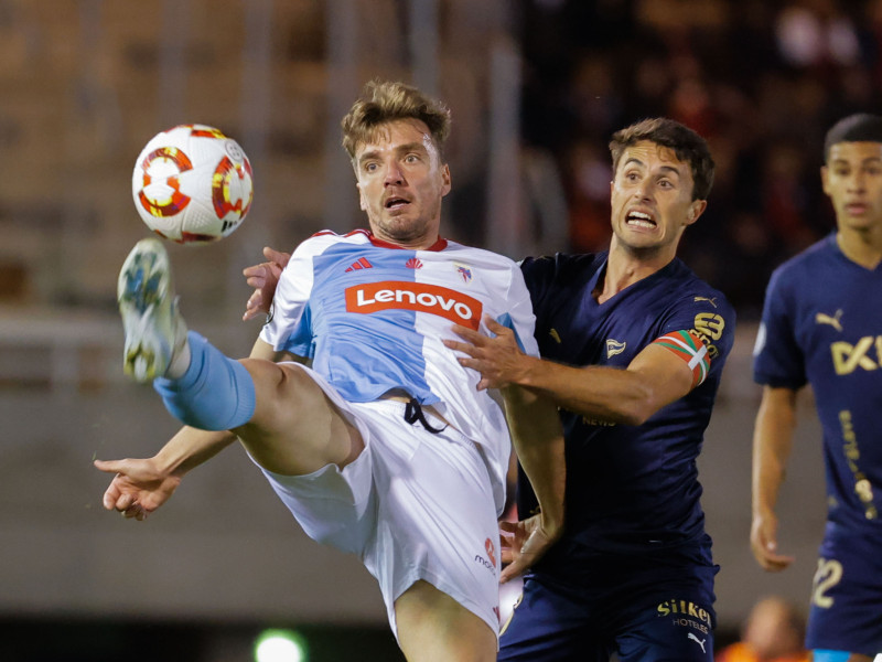 Manu Barreiro, del Compostela, disputa un balón ante el centrocampista del Alavés Ander Guevara