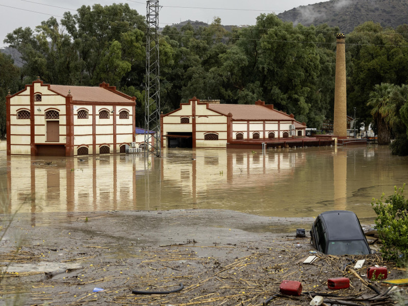 Estado en el que ha quedado casas y coches en la localidad malagueña de Álora tras el desborde del río Guadalhorce