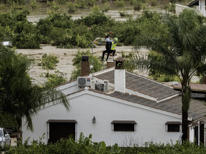 Agentes de la Guardia Civil rescatan con un helicóptero a varios vecinos de la localidad malagueña de Álora