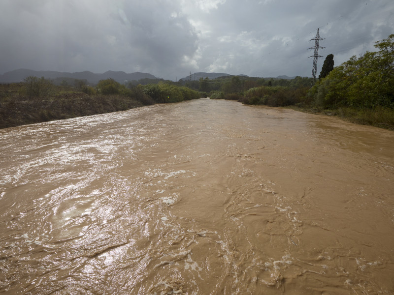 Vista general del barranco de Barxeta con gran caudal debido a las lluvias torrenciales que afectan a la Comunitat Valenciana, y especialmente a la provincia de Valencia, en la que se ha establecido el aviso rojo.