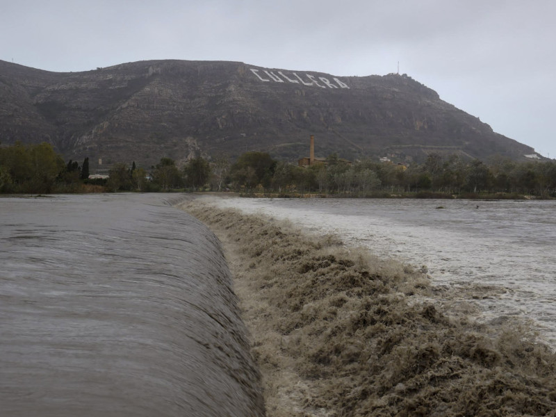 Vista general del río Júcar a su paso por Cullera (Valencia) que lleva un gran caudal debido a las lluvias torrenciales que afectan a la Comunitat Valenciana, y especialmente a la provincia de Valencia, en la que se ha establecido el aviso rojo