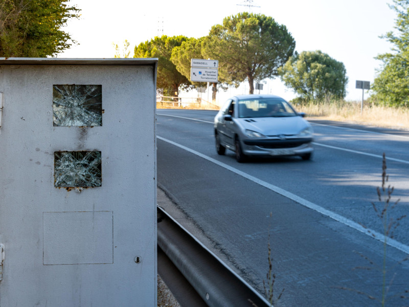 Radar de tráfico para control de velocidad, dañado por vandalismo