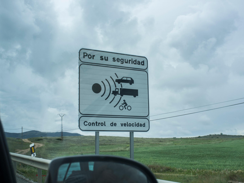 Señal de advertencia española para el control de velocidad en carretera. Vista desde el interior del vehículo