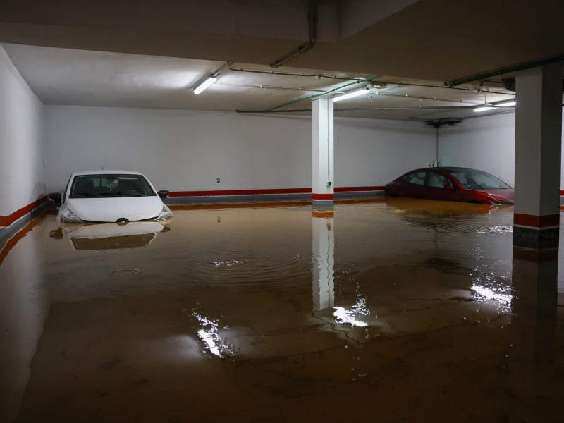 Vista general de un garaje anegado debido a las lluvias torrenciales que afectan a la Comunitat Valenciana, y especialmente a la provincia de Valencia, en la que se ha establecido el aviso rojo