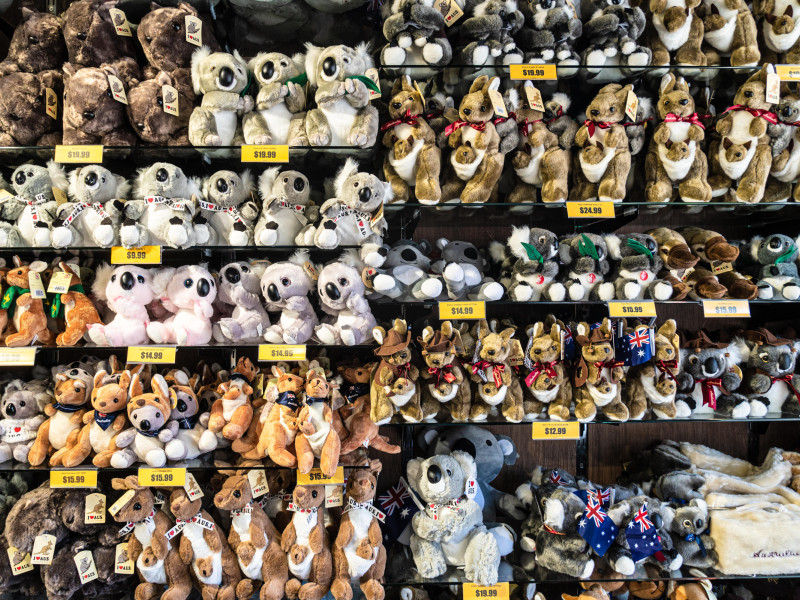 Diversos animales de peluche típicos en una tienda de souvenirs