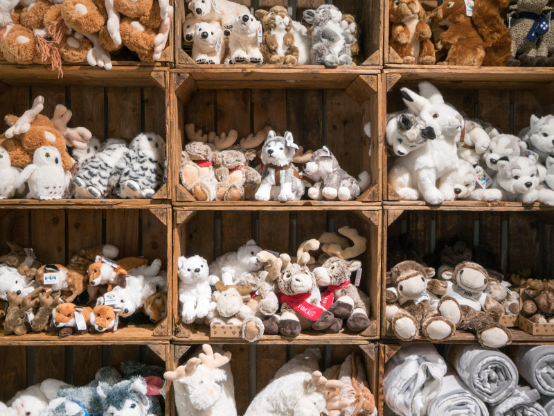 Juguetes de peluche en un estante de una tienda