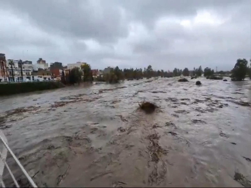 Captura de video que muestra el río Magro desbordado en Utiel