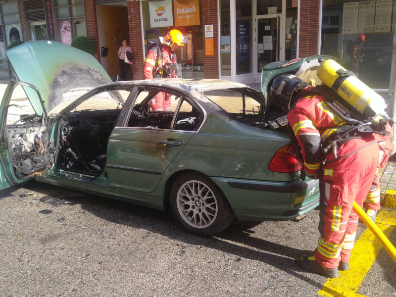 Un fallo eléctrico incendia un vehículo en la avenida de Compostilla de Ponferrada (León)