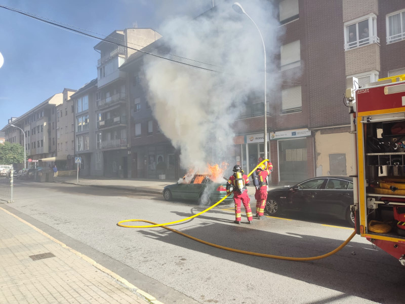 Un fallo eléctrico incendia un vehículo en la avenida de Compostilla de Ponferrada (León)