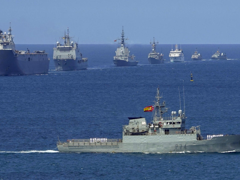 Revista naval en la bahía de San Lorenzo, en Gijón con motivo del Día de las Fuerzas Armadas