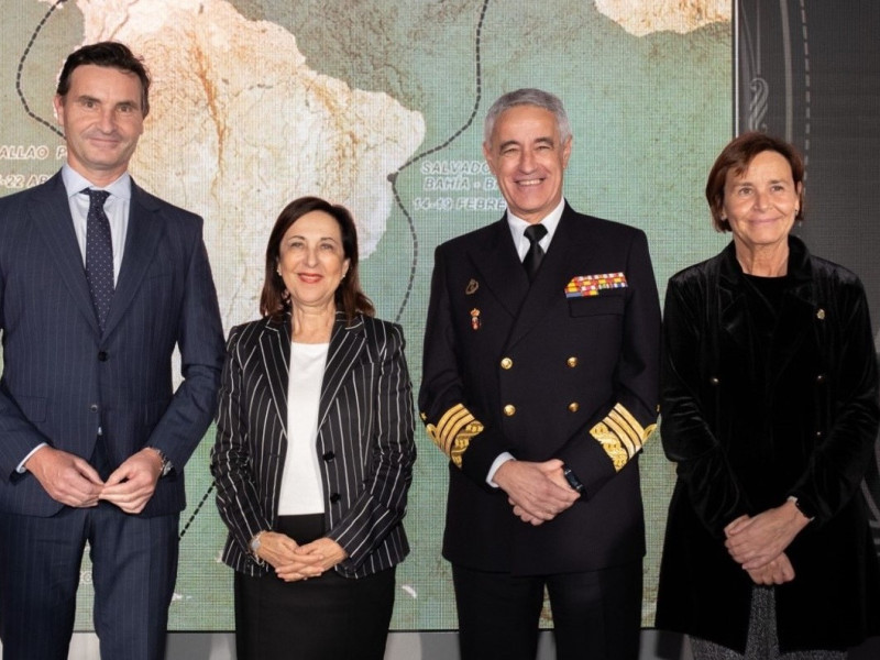 Presentación del crucero del Buque Escuela Juan Sebastián Elcano, con el concejal de Relaciones Institucionales (i) y la alcaldesa (d) de Gijón