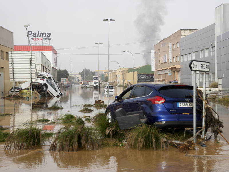 Coches arrastrados por las fuertes lluvias de la DANA en Valencia