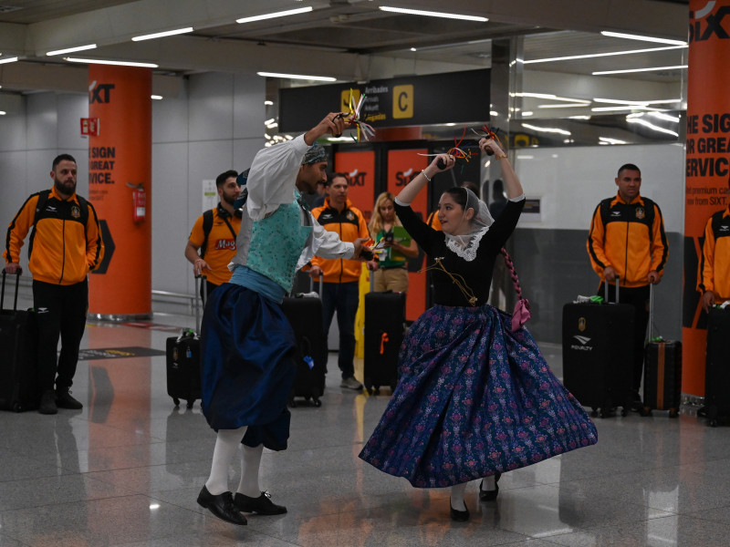 Los jugadores del Magnus han sido recibidos en el aeropuerto con un 'Ball de Bot'