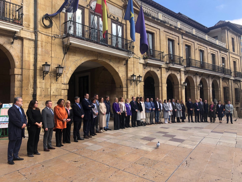 Concentración de apoyo a lo sucedido en Valencia esta mañana en Oviedo