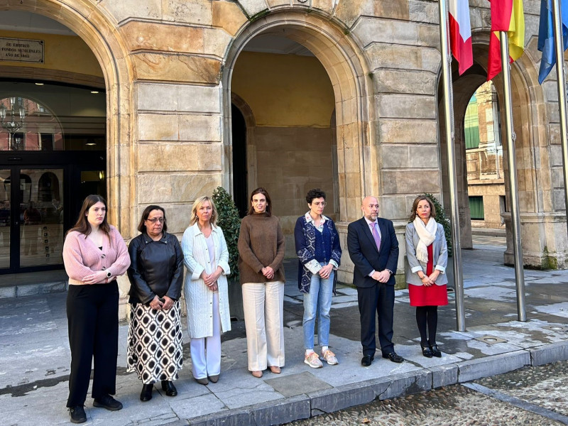 Concentración de apoyo a lo sucedido en Valencia esta mañana en Gijón