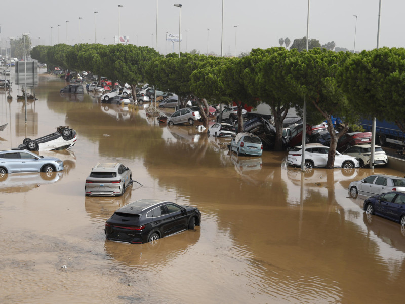 SEDAVÍ (VALENCIA), 30/10/2024.- Pemandangan umum kawasan industri Sedaví terendam banjir akibat hujan deras beberapa jam terakhir. EFE/Miguel Ángel Polo