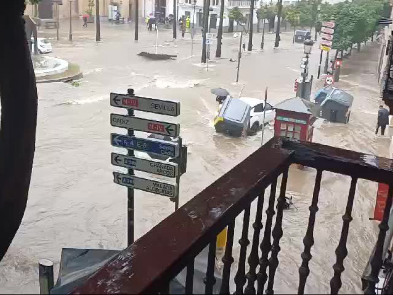 LLueve en Jerez recién iniciada la alerta naranja, imagen desde un balcón de la Porvera y Cristina