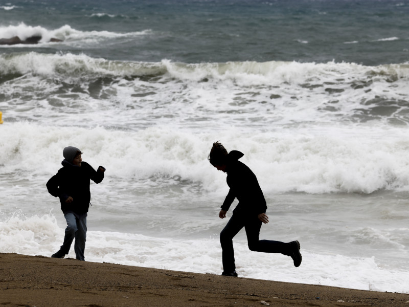 Vista de la playa de la Barceloneta en Barcelona, este miércoles, cuando la Generalitat ha lanzado un aviso de tiempo violento en la corona de Barcelona, en concreto en las comarcas del Baix Llobregat, el Garraf, el Barcelonès, el Vallès Occidental y el Alt Penedès, ante la previsión de rachas de viento de más de 90 kilómetros por hora y granizo de más de dos centímetros de diámetro.