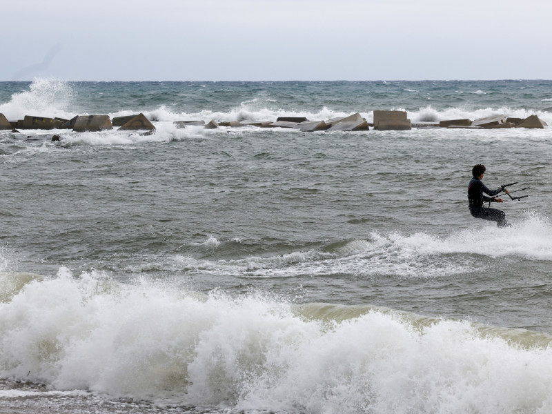 Vista de la playa de la Barceloneta en Barcelona, este miércoles, cuando la Generalitat ha lanzado un aviso de tiempo violento en la corona de Barcelona, en concreto en las comarcas del Baix Llobregat, el Garraf, el Barcelonès, el Vallès Occidental y el Alt Penedès, ante la previsión de rachas de viento de más de 90 kilómetros por hora y granizo de más de dos centímetros de diámetro.