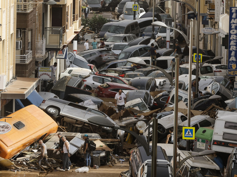 Vehículos amontonados en una calle tras las intensas lluvias de la fuerte dana que afecta especialmente el sur y el este de la península ibérica, este miércoles en Picaña