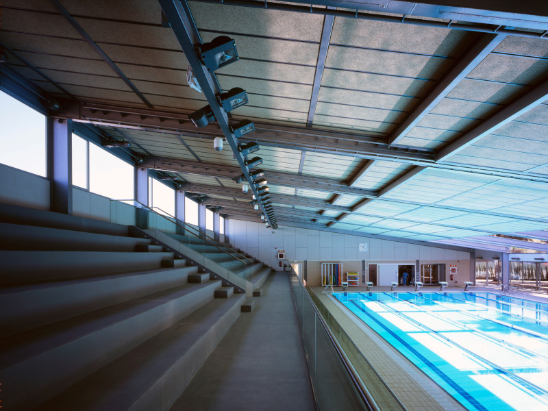 Vista de la piscina con techo parcialmente abierto