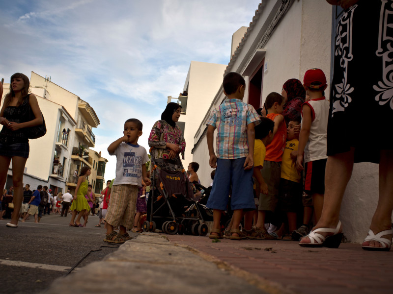 Niños jugando en la calle menorquina