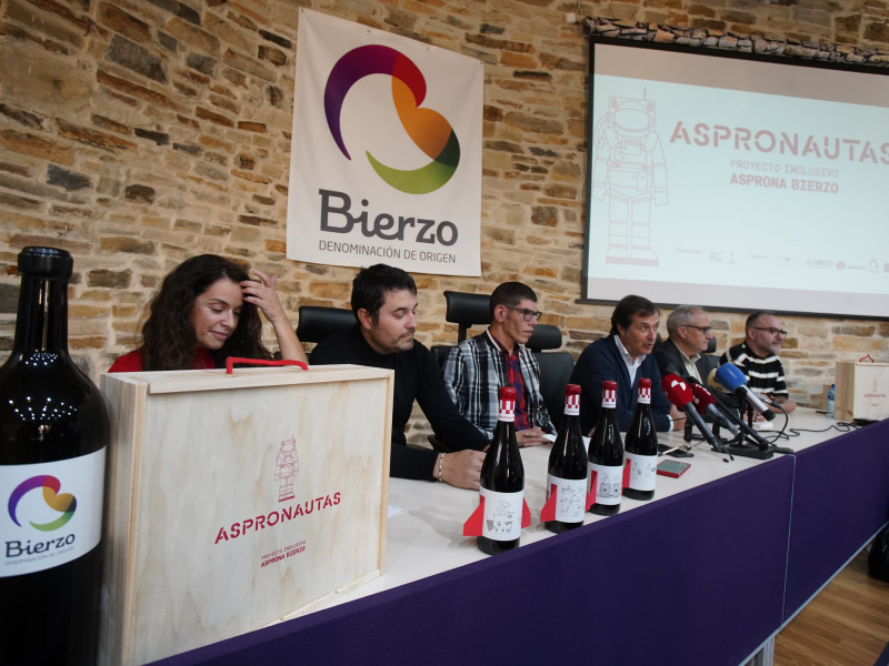 Asprona Bierzo lanza su primer vino inclusivo ‘Aspronautas’, elaborado por cuatro personas con discapacidad intelectual