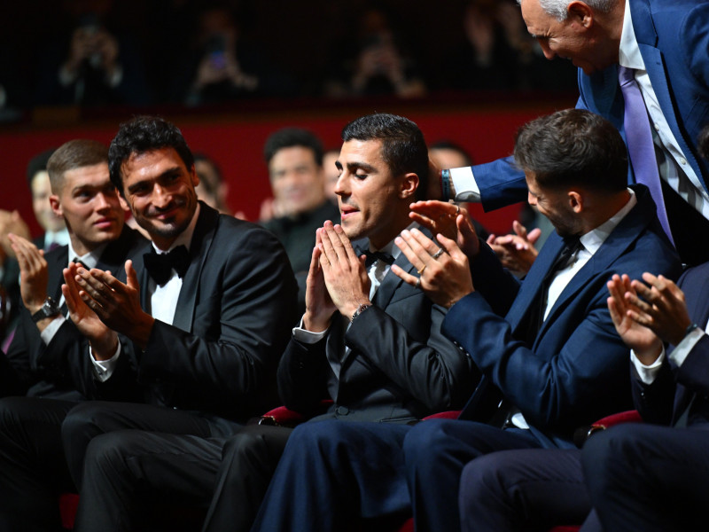 Mats Hummels aplaude a Rodri tras ganar el Balón de Oro.