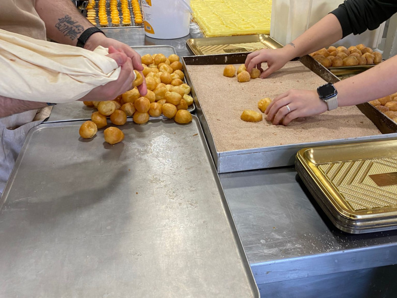 Elaboración de buñuelos en Chuchi Pasteles