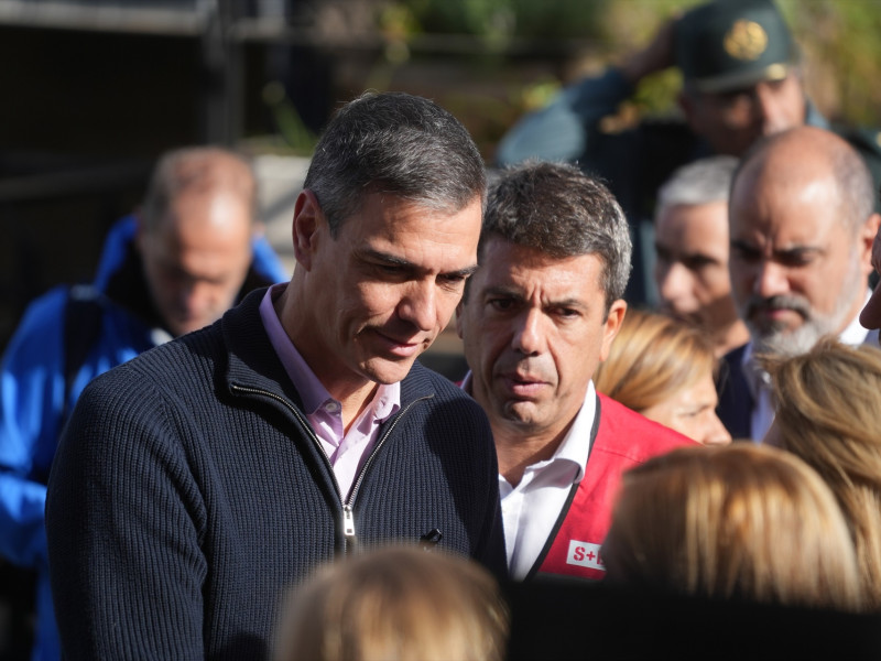 El presidente del Gobierno, Pedro Sánchez, visita la zona afectada por la DANA en Valencia junto al presidente autonómico, Carlos Mazón