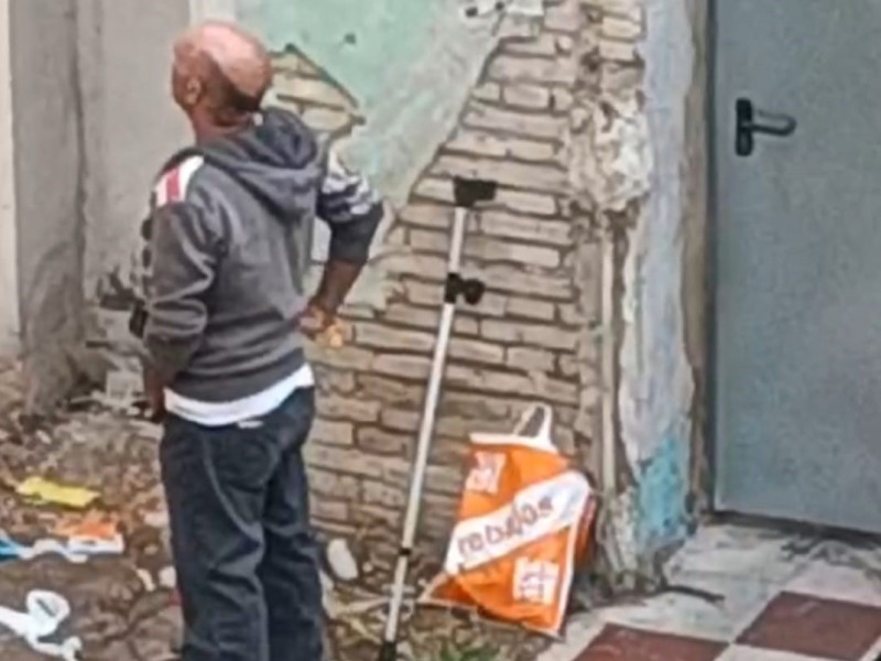 Un hombre orina en el solar de la calle Miguel de Ara