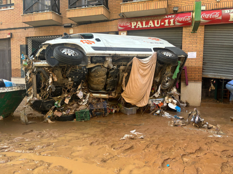 Coches volcados en Paiporta