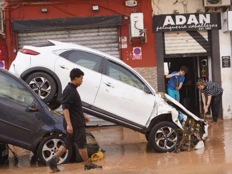 La CONFER hace su donación a Cáritas para ayudar a los damnificados por la DANA