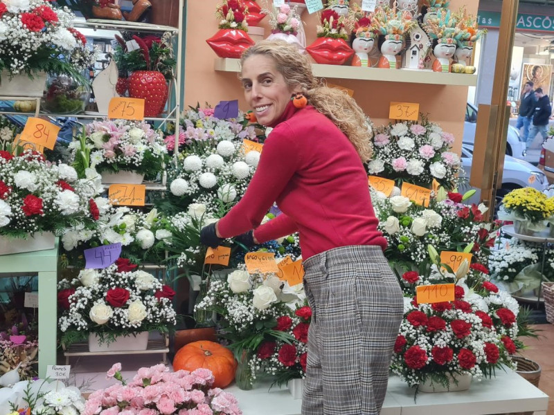 Gloria en su floristería de Mieres