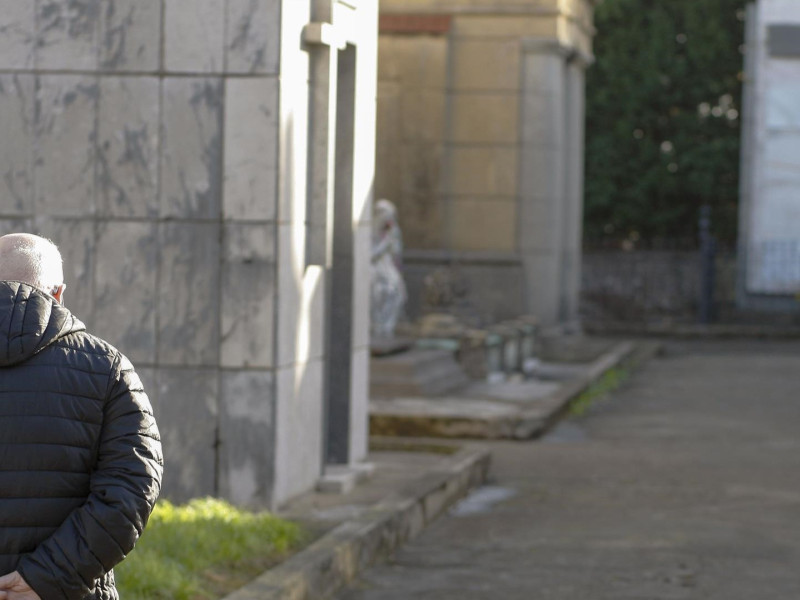 Un hombre pasea por el cementerio de El Suco, en el barrio gijonés de Ceares