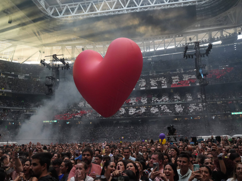 Miles de personas llenan las gradas del Bernabéu en un concierto de Manuel Carrasco.