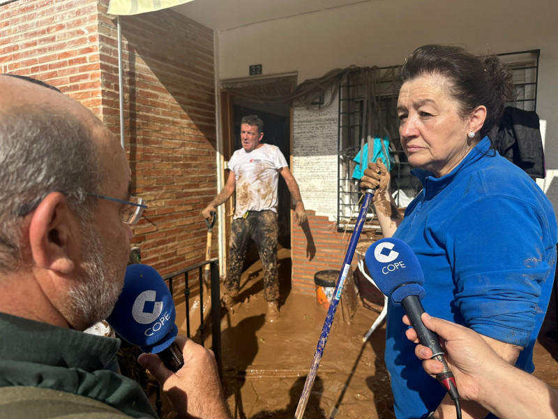 Mari, junto a la casa de su madre, Carmen, en Utiel