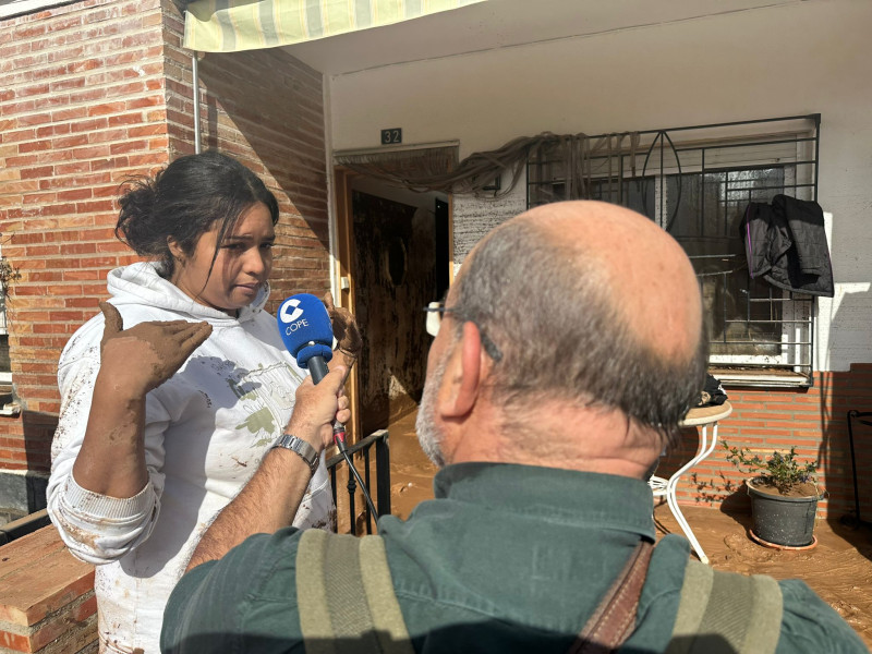 Sara, junto a la casa donde salvó a Carmen