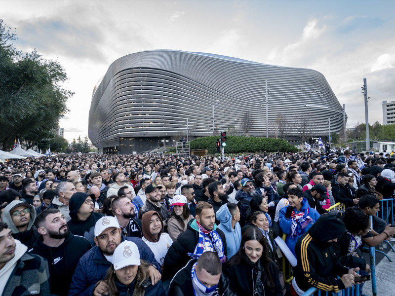 Ambiente previo al clásico entre Real Madrid y FC Barcelona, en los alrededores del Estadio Santiago Bernabéu, a 26 de octubre de 2024, en Madrid (España)