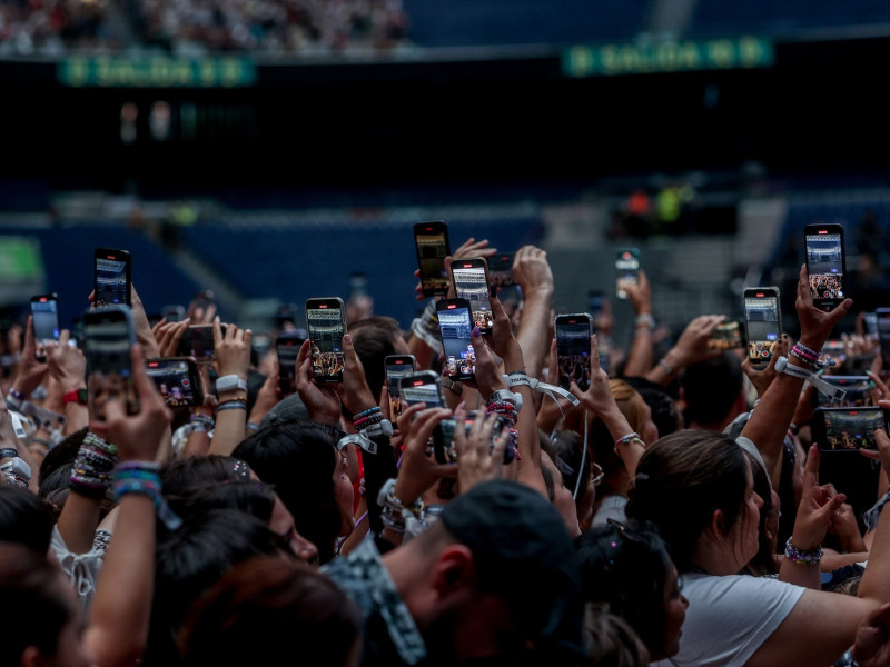 Decenas de personas durante la primera de las dos actuaciones de Taylor Swift en el Estadio Santiago Bernabéu, a 29 de mayo de 2024, en Madrid (España).