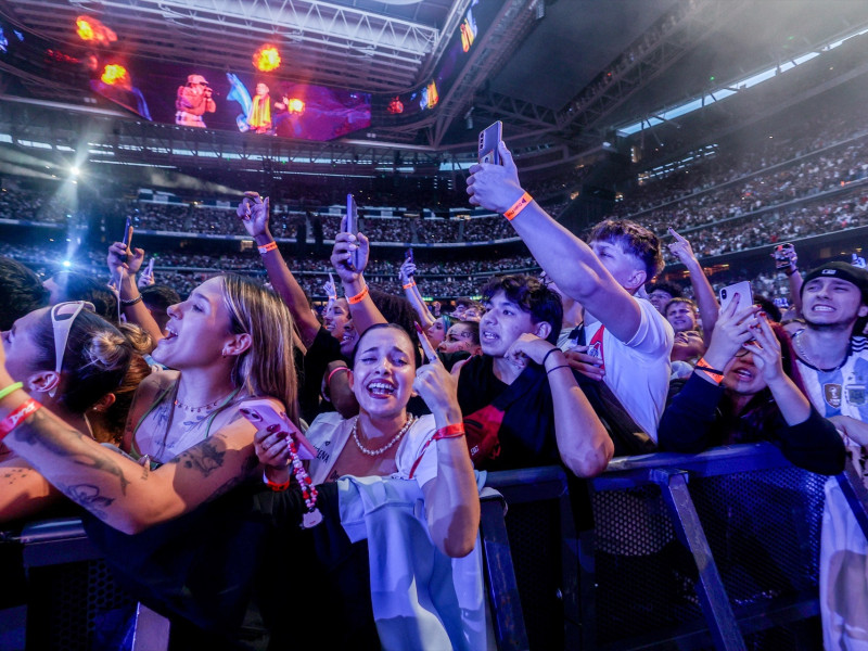 Centenares de espectadores durante una actuación del cantante argentino Duki, en el Estadio Santiago Bernabéu, a 8 de junio de 2024, en Madrid (España)