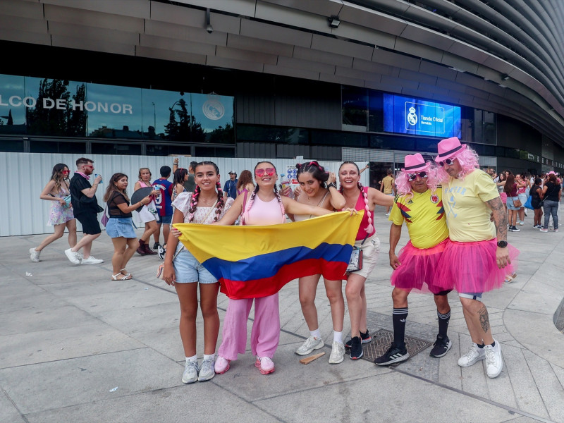 Ambiente previo al concierto de Karol G en los alrededores del Santiago Bernabéu, a 20 de julio de 2024, en Madrid (España)