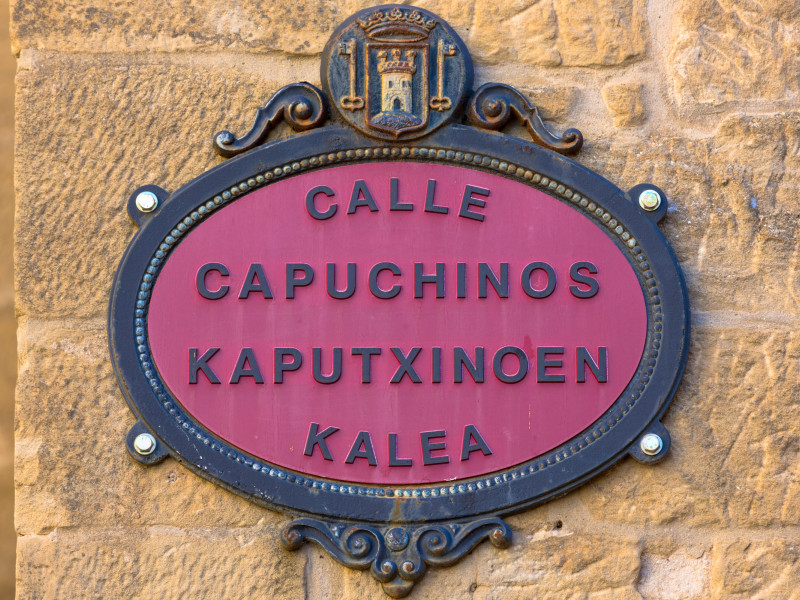 Señal de calle Capuchinos en español y euskera en la ciudad vasca de Laguardia en la zona de Rioja-Alavesa de España