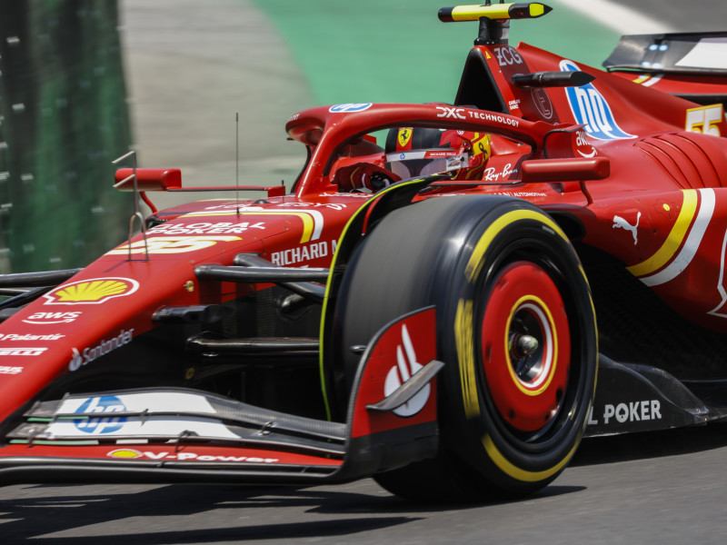 El piloto español de la escudería Ferrari, Carlos Sainz, durante la primera sesión de entrenamientos del Gran Premio de Fórmula 1 de Brasil