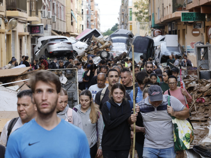 Vecinos y personas de diversas comunidades autónomas trabajan como voluntarios para restablecer la normalidad en Alfafar