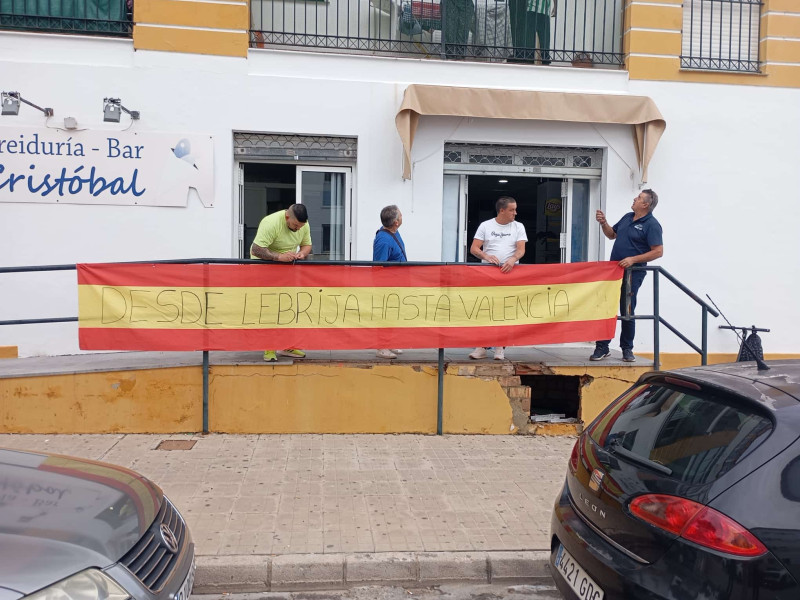 Los vecinos de Lebrija recaudan comida y ropa en este espacio improvisado