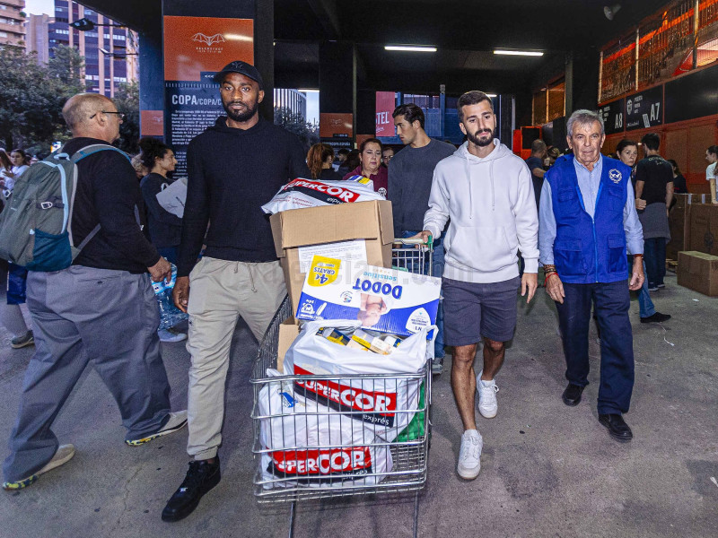 Jugadores del Valencia colaboran en la recolección de alimentos.