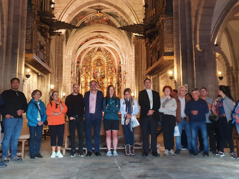 Foto de familia en el interior de la Catedral, con el impresionante retablo al fondo